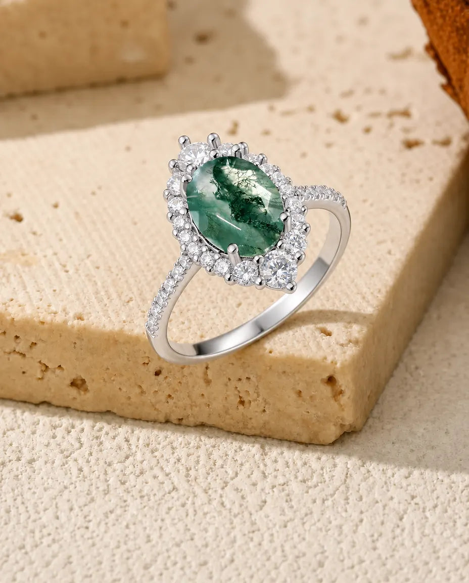 Sølvring med oval facetslebet grøn moss agate omkranset af hvide zirkoner og pavésatte skuldre, 925 sølv.