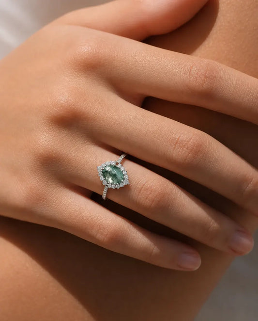 Moss Agate Ring – Oval med Halo og Pavé