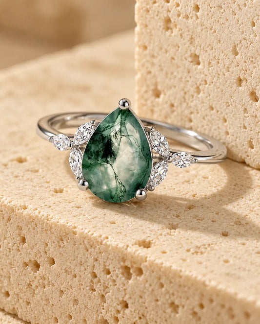 Moss Agate Ring - vist på en travertinblok