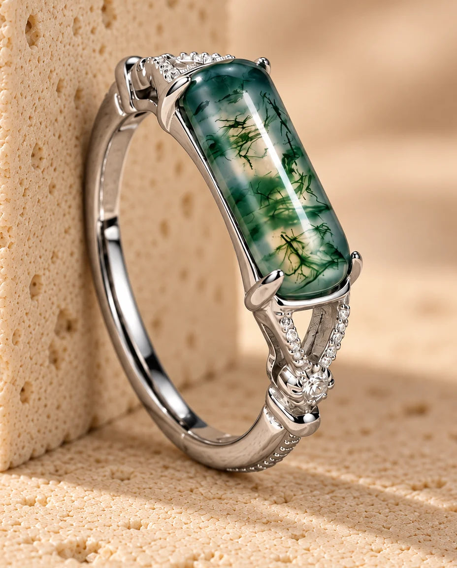 Moss Agate Ring - vist på en travertinblok