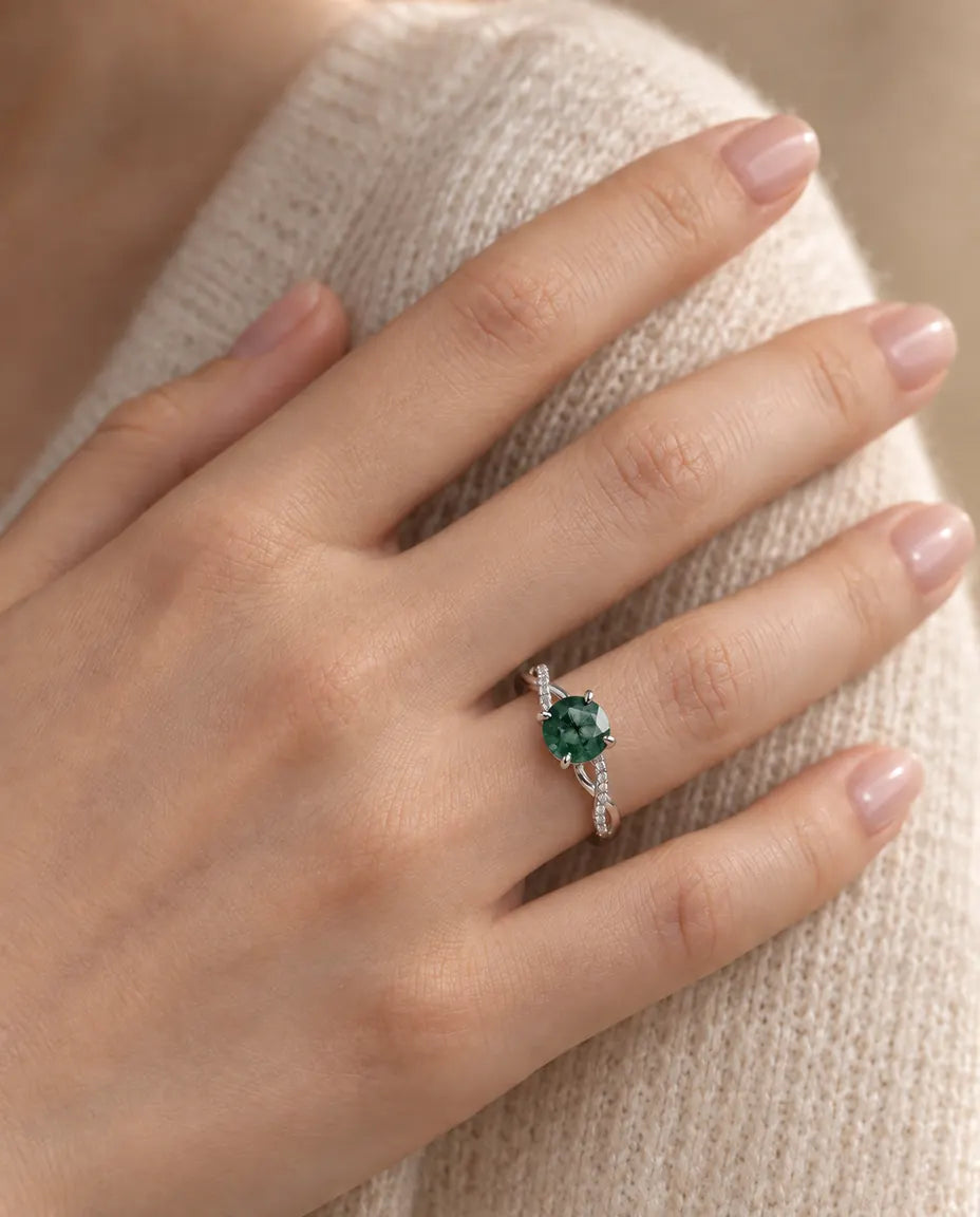Moss Agate Ring - båret på en models finger, nærbillede
