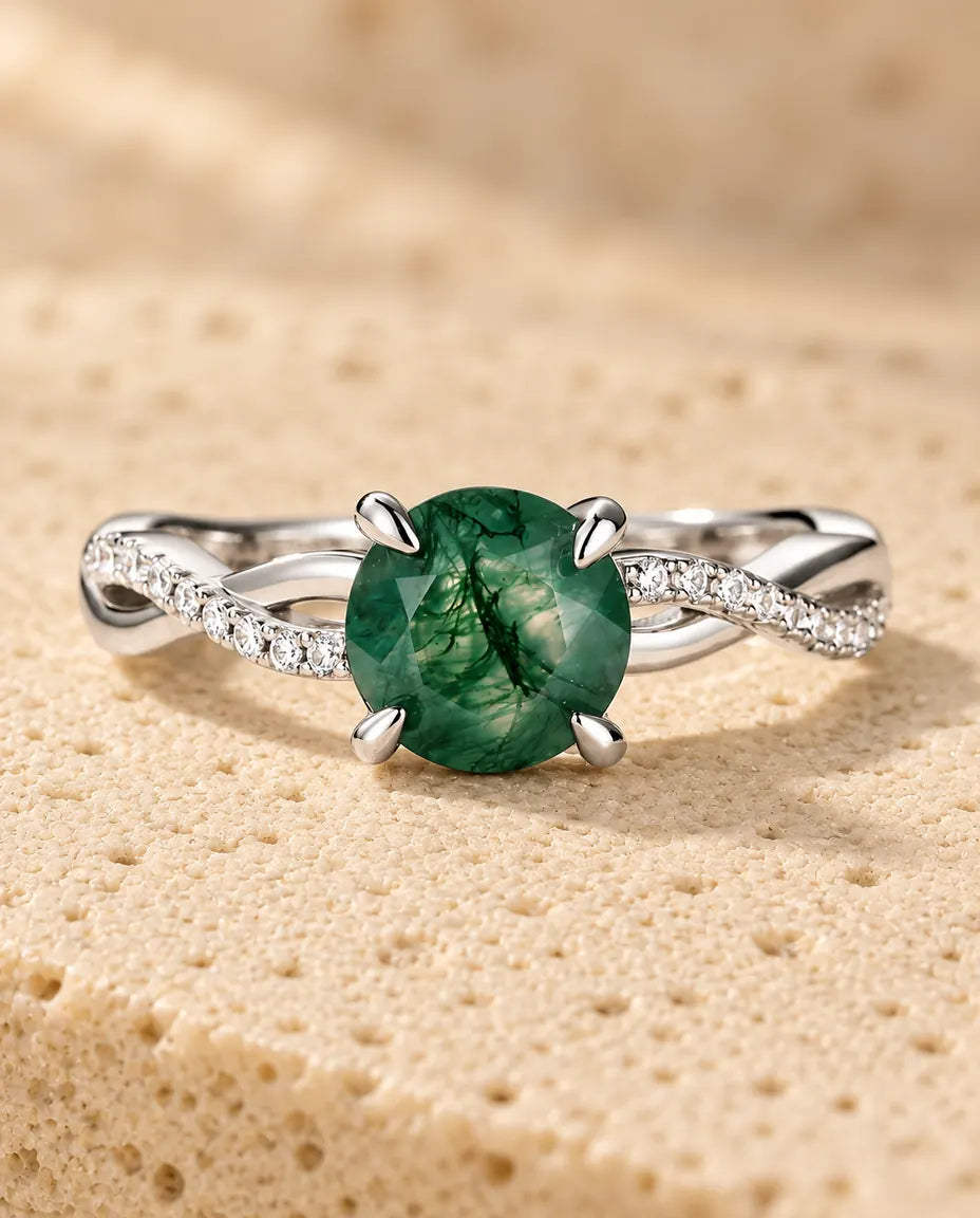 Moss Agate Ring - liggende fladt på en lys struktureret flade