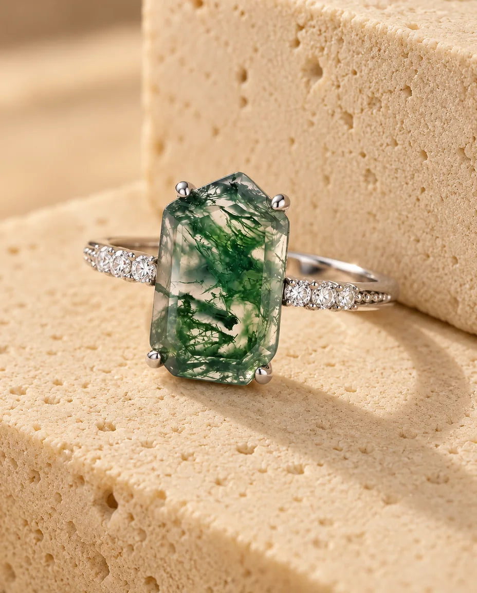 Moss Agate Ring - vist på en travertinblok