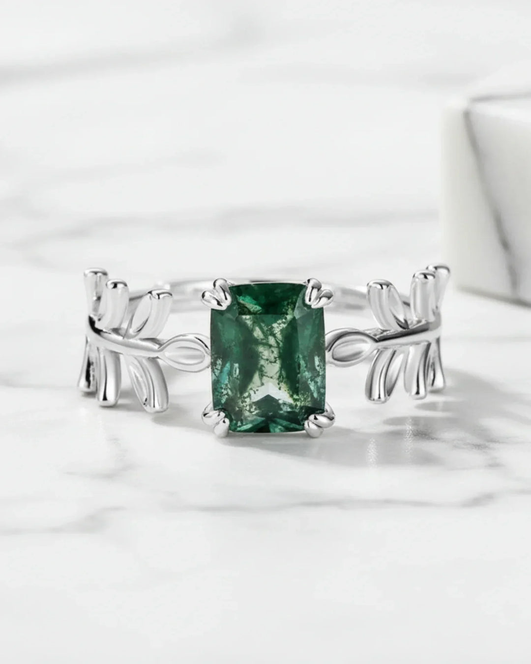 Sølvring med åben skinne af blade og en smaragdslebet grøn moss agate i 925 sterling sølv.