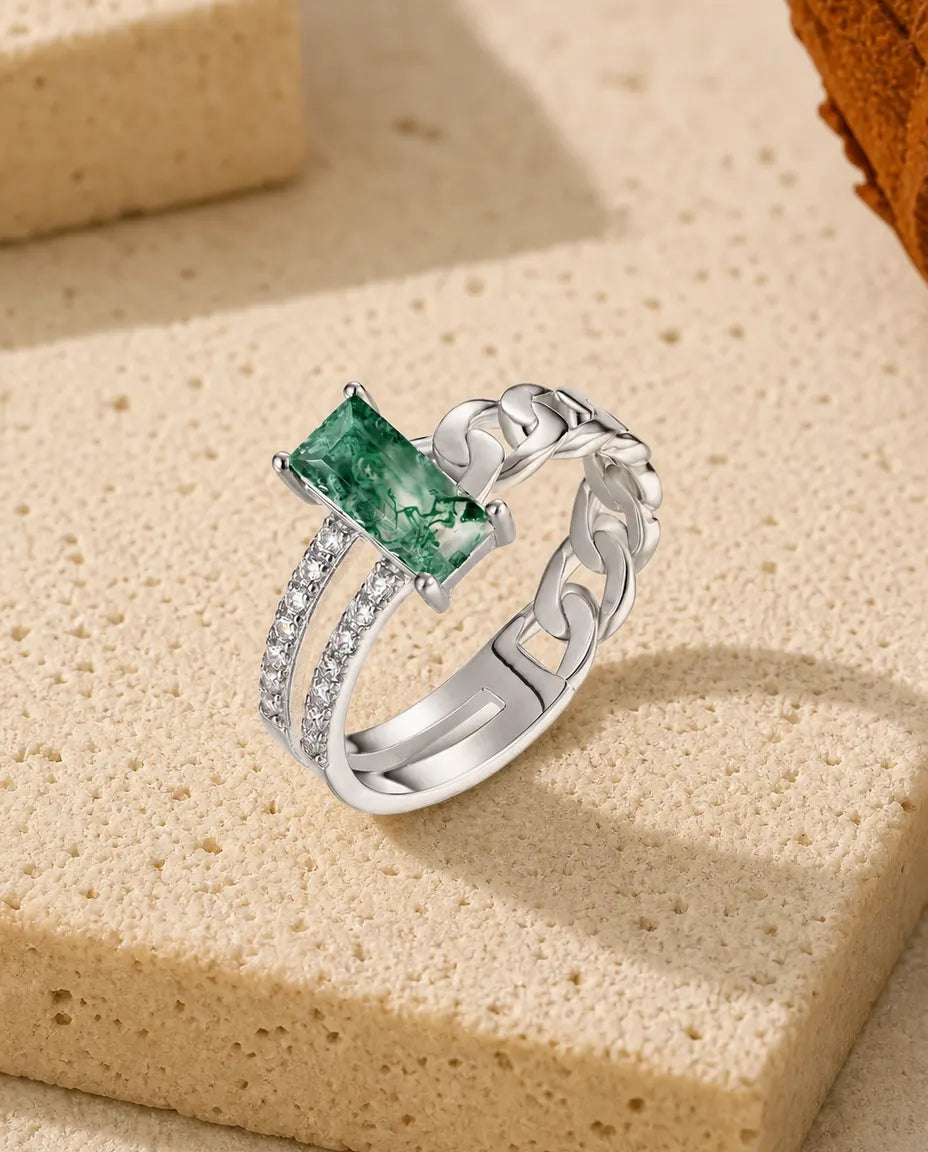 Bred sølvring med smaragdslebet grøn moss agate på tværs, panserled på den ene side og pavé på den anden.