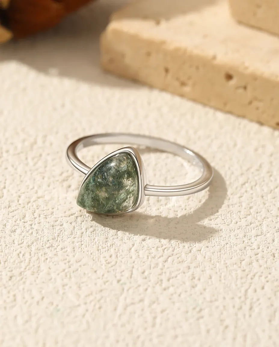 Tynd sølvring med trekantet grøn moss agate-cabochon i en glat lukket fatning, 925 sterling sølv.