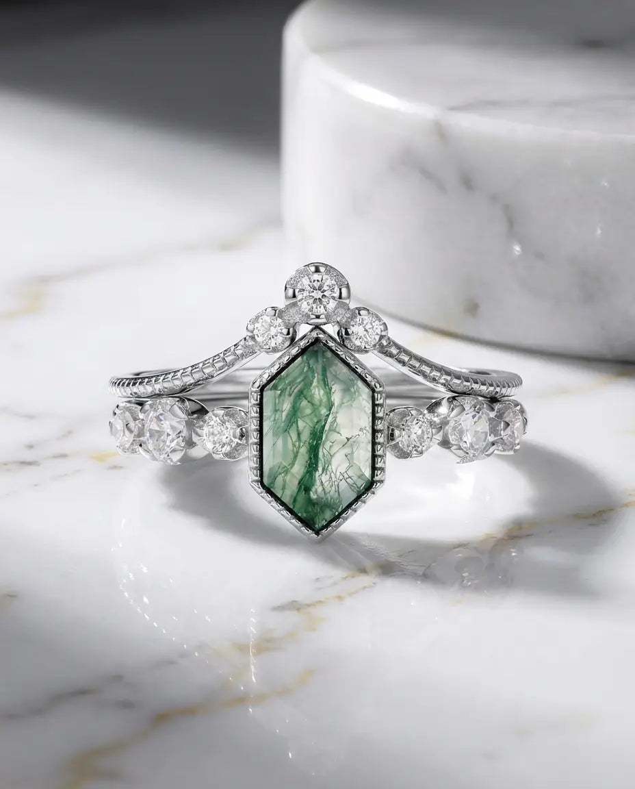 Ringsæt i sølv med aflang hexagonslebet grøn moss agate og en buet tiara-ring med zirkoner og milgrain.