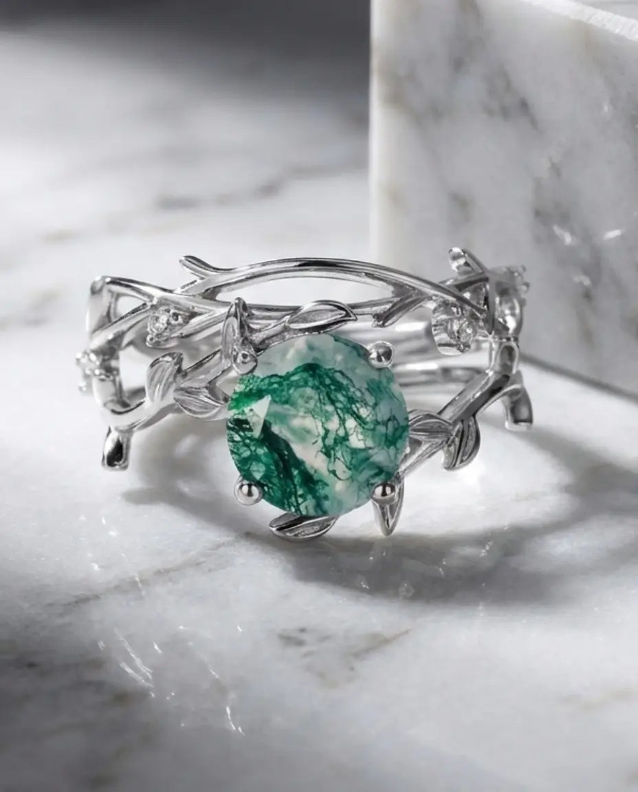 Ringsæt i 925 sterling sølv med rund moss agate og skinner formet som grene og blade med små zirkoniasten.