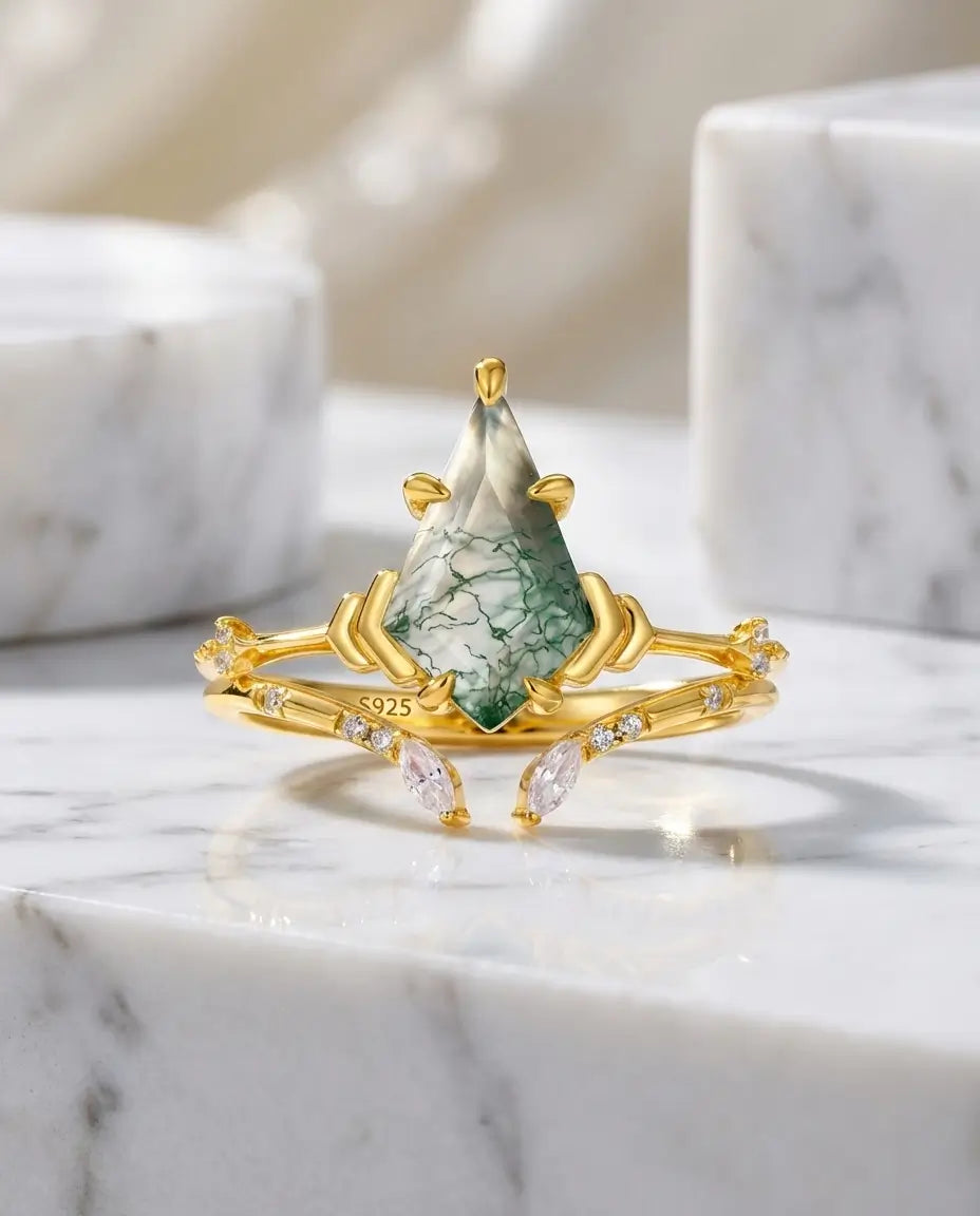 Guldbelagt ringsæt med kite-slebet moss agate på 7x12 mm og en åben, justerbar medring med små sten.