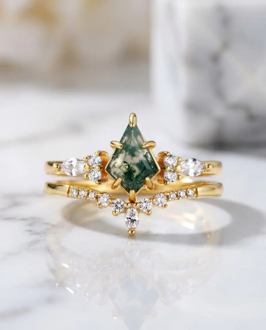 Ringsæt med kite-slebet moss agate på 6x9 mm og en smal medring i poleret 925 sterling sølv.