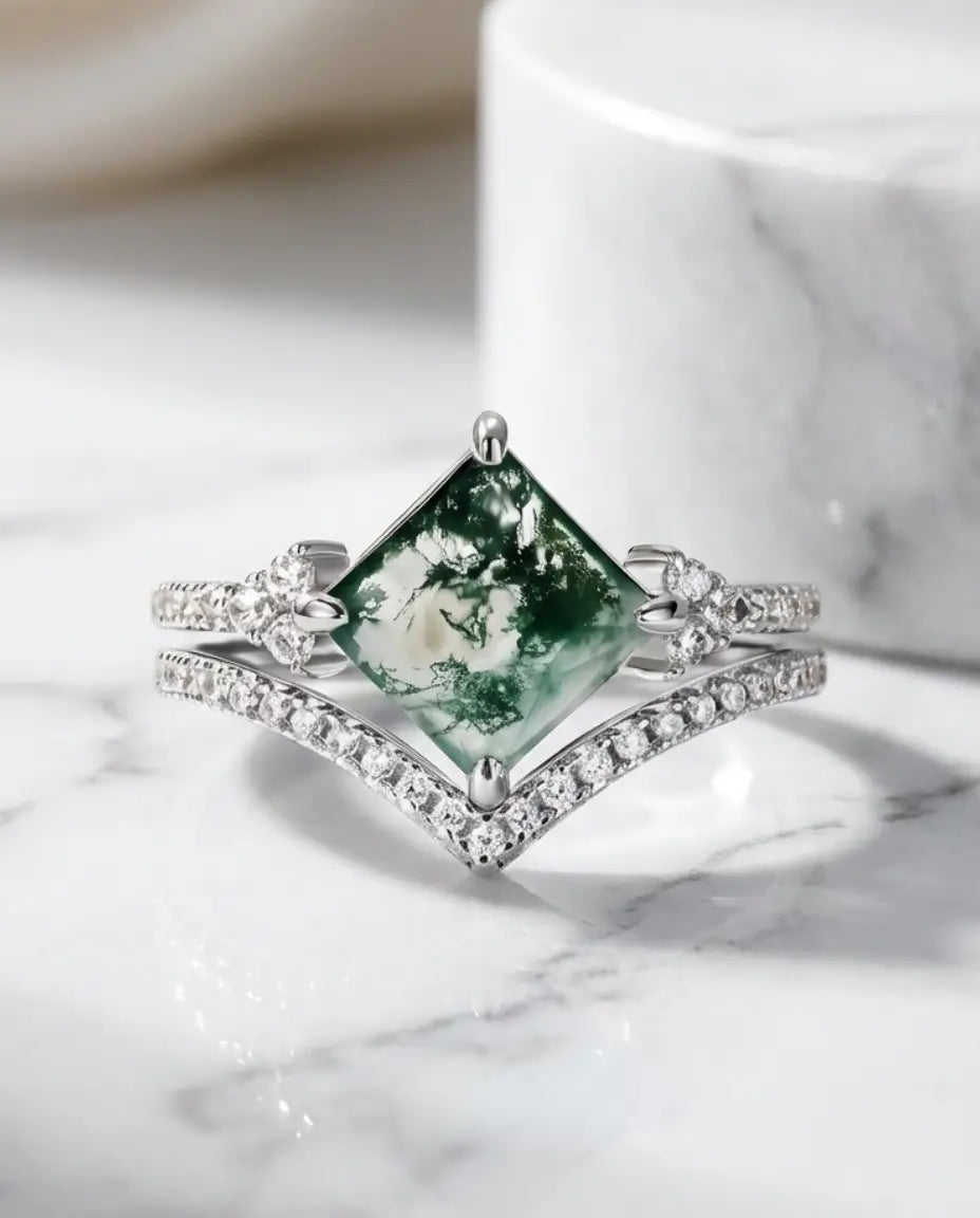 Ringsæt i 925 sterling sølv med prinsesseslebet moss agate vendt som en rude og en pavéfattet chevronring.