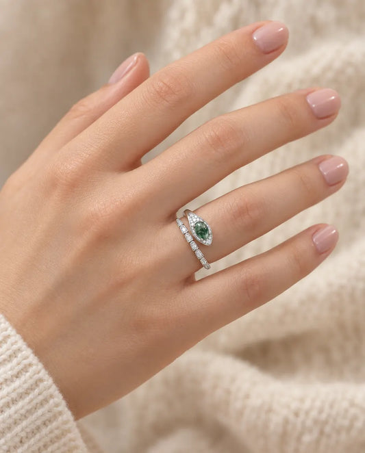 Moss Agate Ring - båret på en models finger, nærbillede