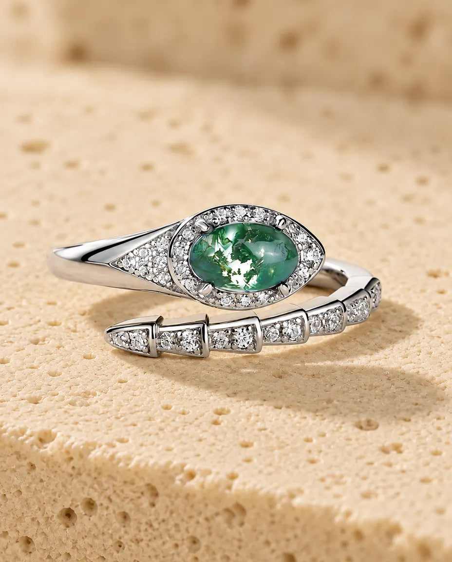 Moss Agate Ring - liggende fladt på en lys struktureret flade
