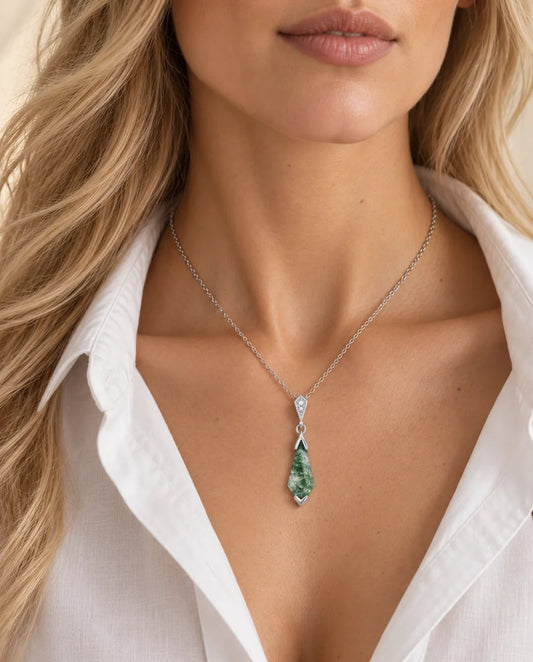 Moss Agate Smykkesæt - båret af en model