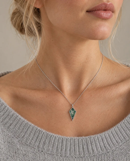 Moss Agate Smykkesæt - båret af en model