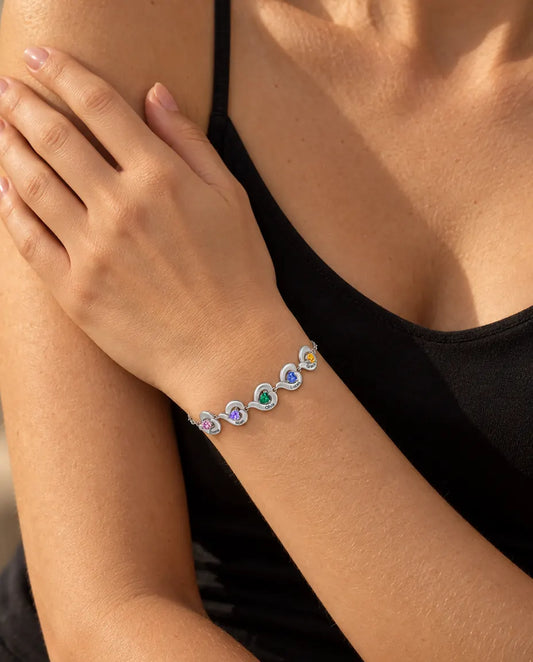 Personligt Armbånd med Hjerter og Navne - båret af en model