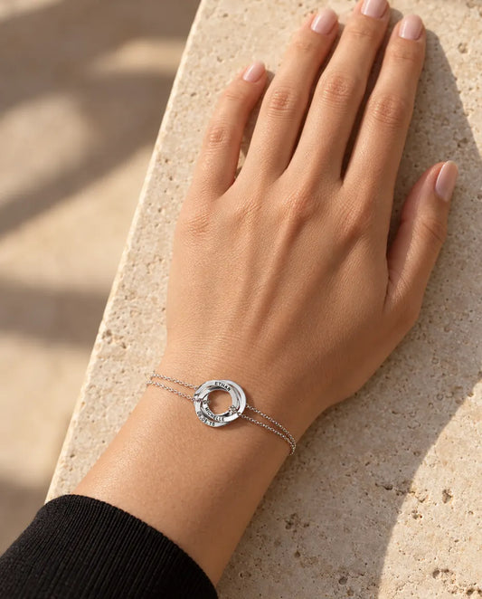 Personligt Armbånd - båret af en model
