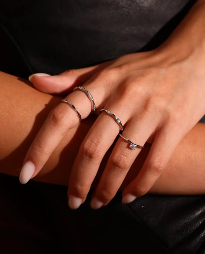 Ring i 925 Sølv - båret sammen med andre ringe, nærbillede af fingrene