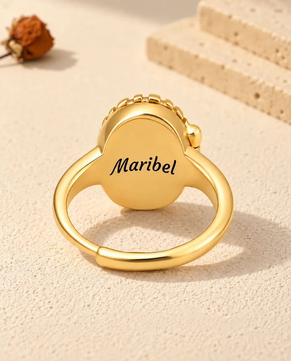 Bagsiden af den ovale medaljonring med det indgraverede navn Maribel