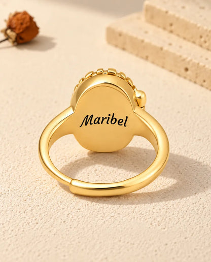 Bagsiden af den ovale medaljonring med det indgraverede navn Maribel