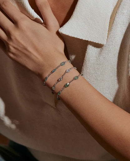 Zirkonia Armbånd i 925 Sølv - båret om håndleddet, hånden ved kraven